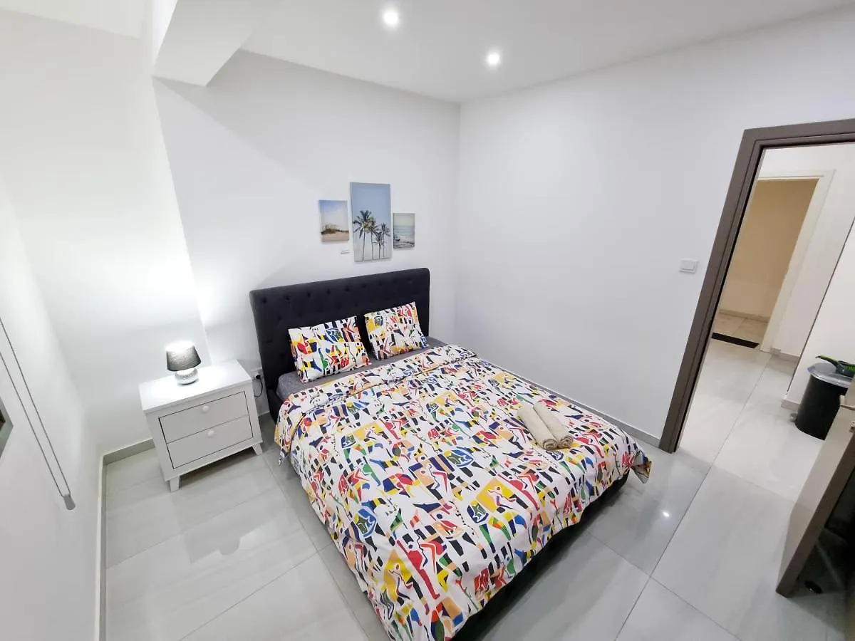 Sea La Vie Seaview Apartment Ларнака